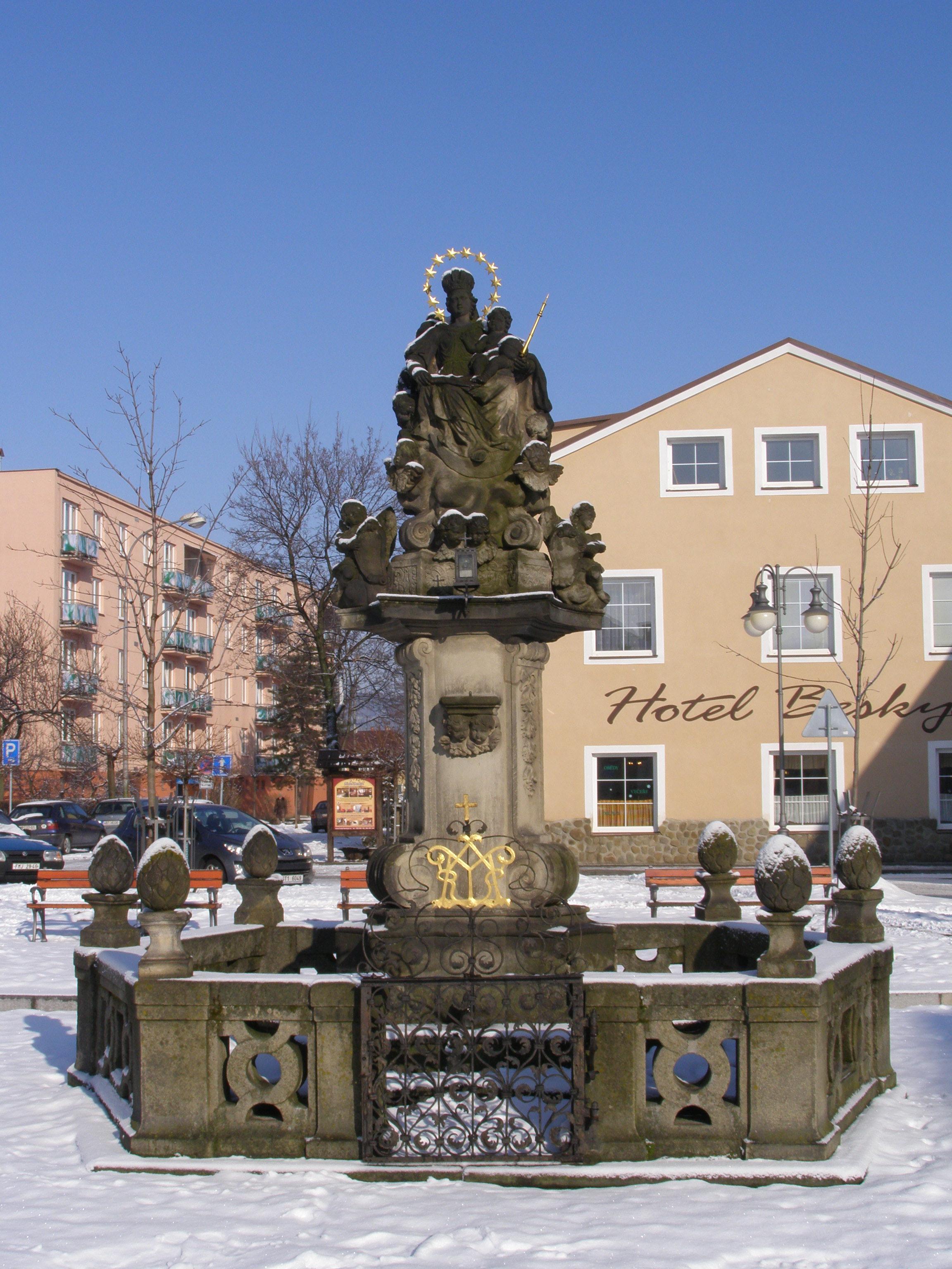 Sloup se sochou P. Marie Karmelske